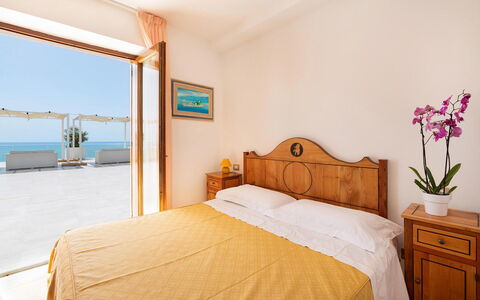 Relais Nike: Möbel, Interior Design, Meer, Resort, Wohnung, Stuhl, Ozean, Hotel, Küste, Bett