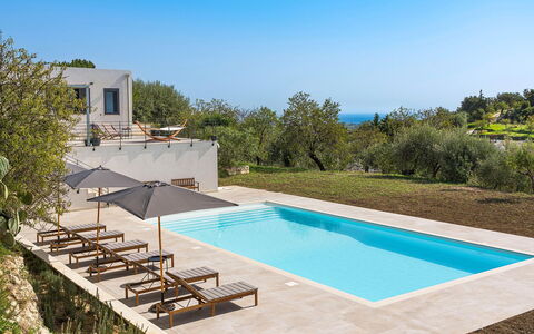 Villa Arcobaleno: Blau, Schwimmbad, Resort, Gartenmöbel, Verbundwerkstoff, Eco Hotel, Sonnenliege, Schatten, Estate, Stuhl