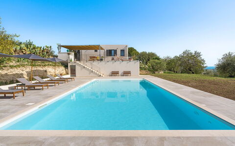Villa Arcobaleno: Blau, Schwimmbad, Resort, Eco Hotel, Freizeit, Estate, Gartenmöbel, Ferienort, Villa, Tropen