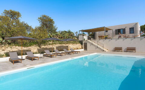 Villa Arcobaleno: Schwimmbad, Gartenmöbel, Resort, Regenschirm, Verbundwerkstoff, Sonnenliege, Eco Hotel, Estate, Freizeit, Schatten