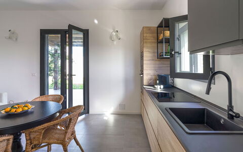 Villa Arcobaleno: Möbel, Interior Design, Countertop, Flooring, Küche, Holz, Zuhause, Cabinetry, Beleuchtung, Fussboden