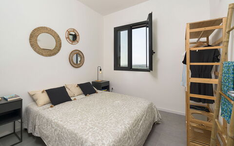 Villa Arcobaleno: Bett, Schlafzimmer, Möbel, Wand, Interior Design, Bedding, Bettdecke, Holz, Fussboden, Linens