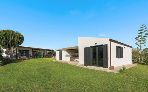 Villa Arcobaleno: Himmel, Zuhause, Haus, Grundstueck, Dach, Hütte, Estate, Tür, Schatten, Bauernhaus