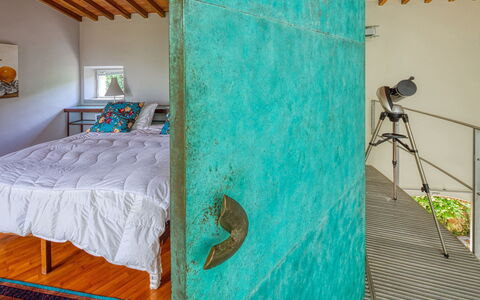 La Rocca di Monteggiori: Wand, Schlafzimmer, Holz, Fussboden, Flooring, Interior Design, Bettdecke, Bett, Bedding, Möbel