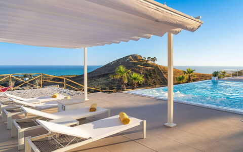 Villa Montallegro: Schwimmbad, Resort, Gartenmöbel, Eco Hotel, Schatten, Stuhl, Freizeit, Tropen, Hotel, Villa