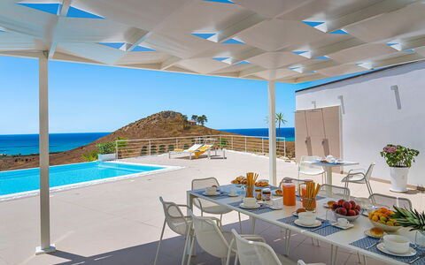 Villa Montallegro: Stuhl, Schwimmbad, Resort, Eco Hotel, Schatten, Villa, Gartenmöbel, Hotel, Balkon