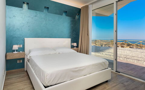 Villa Montallegro: Möbel, Schlafzimmer, Holz, Interior Design, Fussboden, Bett, Flooring, Bedding, Bettdecke, Bettrahmen