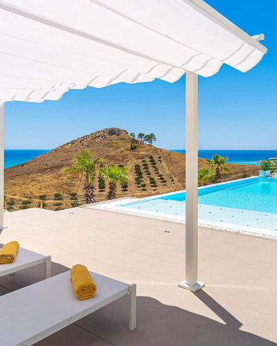 Villa Montallegro: Möbel, Schwimmbad, Resort, Stuhl, Eco Hotel, Schatten, Gartenmöbel, Outdoor Struktur, Villa, Hotel