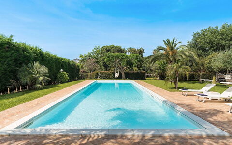Villa Carosone: Blau, Schwimmbad, Resort, Verbundwerkstoff, Schatten, Garten, Landscaping, Eco Hotel, Water Feature, Hazienda