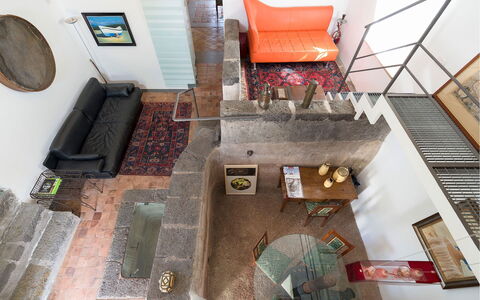 Villa Carosone: Flooring, Wand, Interior Design, Möbel, Holz, Fussboden, Couch, Beleuchtung, Wohnzimmer, Decke