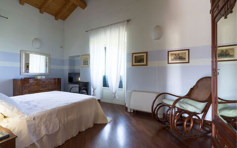 Villa Carosone: Möbel, Interior Design, Flooring, Fussboden, Decke, Zimmer, Schlafzimmer, Beleuchtung, Bett, Zuhause