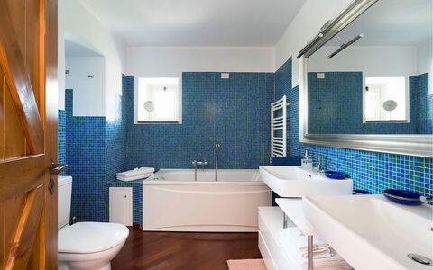 Villa Carosone: Blau, Badezimmer, Armatur, Flooring, Interior Design, Fussboden, Sinken, Badewanne, Zapfhahn, Bad Sink