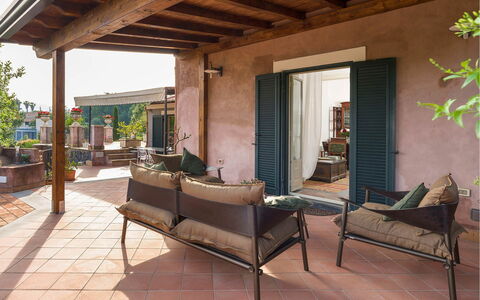Villa Carosone: Möbel, Stuhl, Gartenmöbel, Blumentopf, Fussboden, Schatten, Zimmerpflanze, Terrasse, Tisch Im Freien, Balkon