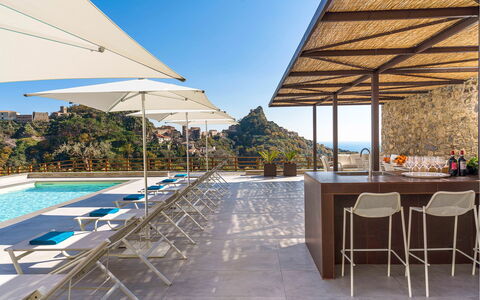 Villa Zafferano: Schwimmbad, Möbel, Gartenmöbel, Resort, Stuhl, Eco Hotel, Tisch Im Freien, Ferienort, Küche & Esszimmer Tisch, Balkon