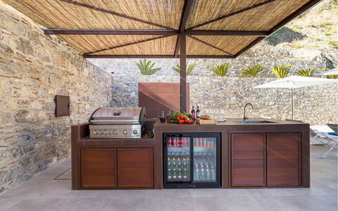 Villa Zafferano: Holz, Küche, Holzbeize, Countertop, Küchengerät, Hartholz, Blumentopf, Zimmerpflanze, Terrasse, Major Appliance