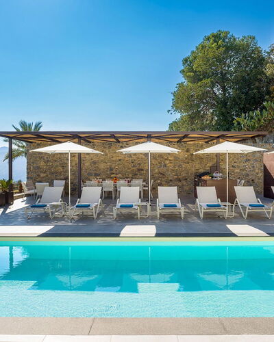 Villa Zafferano: Schwimmbad, Gartenmöbel, Resort, Eco Hotel, Regenschirm, Sonnenliege, Stuhl, Schatten, Freizeit, Hotel