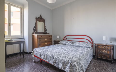 Da Federico, Apartment Genova Brignole: Schlafzimmer, Bett, Bettdecke, Flooring, Interior Design, Fussboden, Bedding, Zimmer, Bettrahmen, Möbel