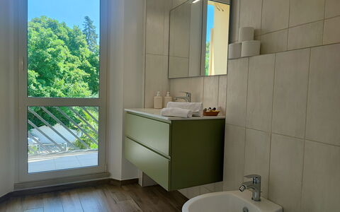 Casa Nadia: Bad Sink, Armatur, Flooring, Interior Design, Fussboden, Badezimmer, Sinken, Zapfhahn, Installation, Badezimmerschrank