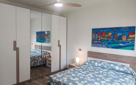 Casa Nadia: Möbel, Schlafzimmer, Interior Design, Bett, Fussboden, Flooring, Bettdecke, Textil, Bedding, Zimmer