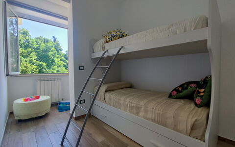 Casa Nadia: Schlafzimmer, Bett, Flooring, Interior Design, Fussboden, Möbel, Bedding, Bettdecke, Zimmer, Bettrahmen