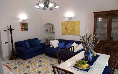 Casa Minori: Möbel, Flooring, Interior Design, Fussboden, Holz, Tabelle, Wohnzimmer, Zimmer, Couch, Stuhl