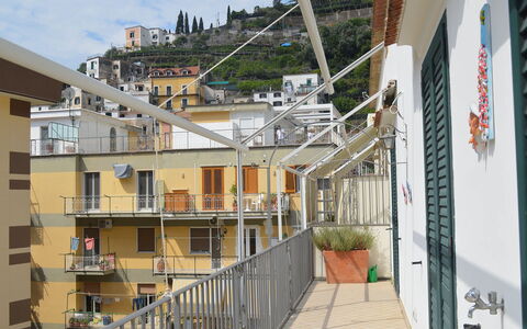 Casa Minori: Wohnung, Nachbarschaft, Wohngebiet, Balkon, Urban Design, Verbundwerkstoff, Eigentumswohnung, Geländer, Daylighting
