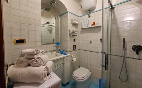 Casa Minori: Bad Sink, Badezimmer, Armatur, Sinken, Zapfhahn, Interior Design, Flooring, Installation, Fussboden, Spiegel