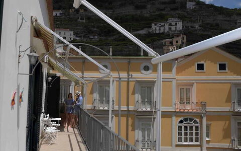 Casa Minori: Balkon, Metall, Geländer, Baluster, Daylighting, Stahl, Zaun, Veranda, Aluminium