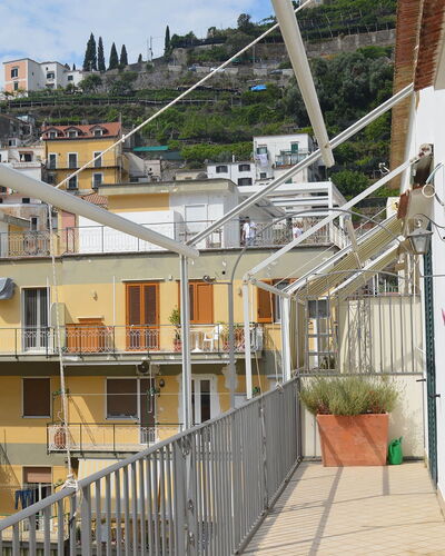 Casa Minori: Wohnung, Nachbarschaft, Wohngebiet, Balkon, Urban Design, Verbundwerkstoff, Eigentumswohnung, Geländer, Daylighting