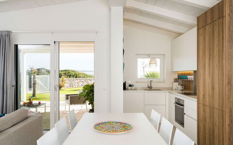 Villa Doddi: Möbel, Interior Design, Flooring, Fussboden, Holz, Decke, Küche, Zuhause, Countertop, Küche & Esszimmer Tisch