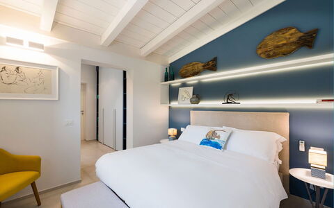 Villa Doddi: Interior Design, Schlafzimmer, Möbel, Bett, Flooring, Wohnung, Zuhause, Fussboden, Decke, Bedding