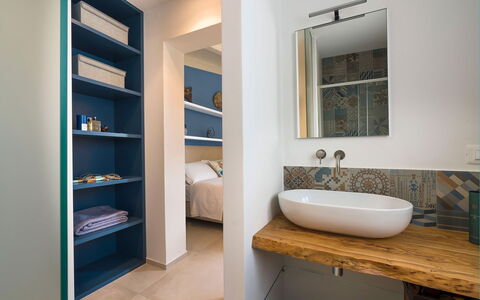 Villa Doddi: Flooring, Fussboden, Interior Design, Wand, Holz, Armatur, Bad Sink, Badezimmer, Decke, Zimmer