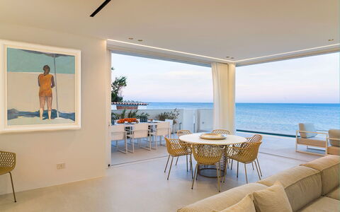 Villa Confini: Möbel, Fussboden, Interior Design, Meer, Wohnung, Stuhl, Ozean, Resort, Küste, Schatten