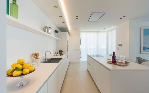 Villa Confini: Küche, Interior Design, Countertop, Flooring, Decke, Holz, Fussboden, Küchengerät, Cabinetry, Light Fixture