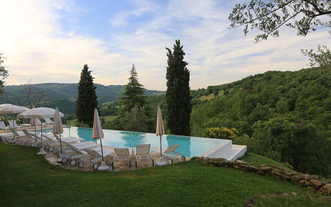 Borgo di San Biagio: Baum, Sommer, Landschaft, Schwimmbad, Bergstation, Gartenmöbel, Landscaping, Lärche, Eco Hotel