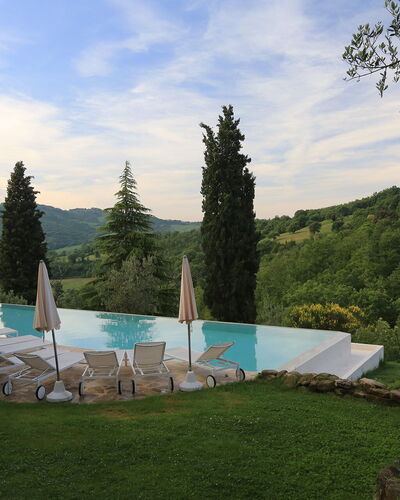 Borgo di San Biagio: Baum, Sommer, Landschaft, Schwimmbad, Bergstation, Gartenmöbel, Landscaping, Lärche, Eco Hotel
