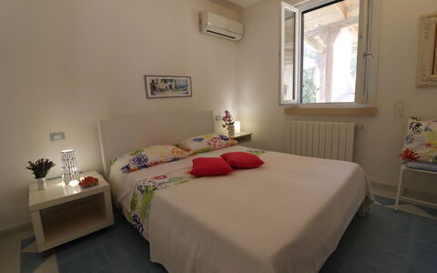 Villa Patrizia Otranto: Deluxe Countryside Retreat: Möbel, Bett, Wand, Schlafzimmer, Interior Design, Fussboden, Flooring, Bettdecke, Holz, Bedding