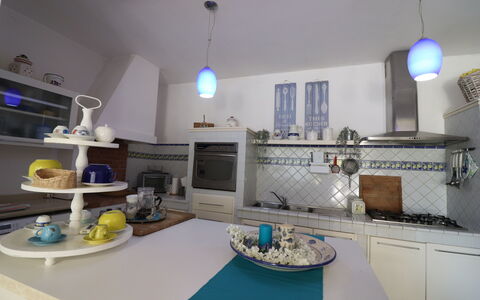 Villa Patrizia Otranto: Deluxe Countryside Retreat: Interior Design, Möbel, Küche, Flooring, Countertop, Decke, Beleuchtung, Zimmer, Küchengerät, Tabelle