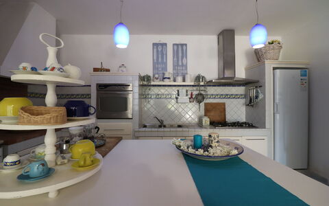 Villa Patrizia Otranto: Deluxe Countryside Retreat: Möbel, Interior Design, Küche, Beleuchtung, Flooring, Tabelle, Zimmer, Countertop, Stuhl, Decke
