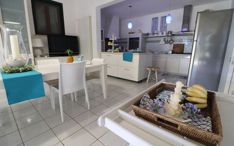 Villa Patrizia Otranto: Deluxe Countryside Retreat: Möbel, Interior Design, Flooring, Fussboden, Stuhl, Küche, Tabelle, Countertop, Zimmer, Beleuchtung