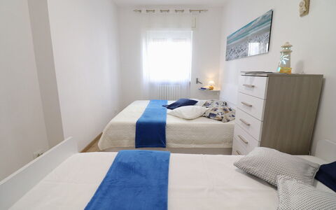 Luisa: Bett, Schlafzimmer, Möbel, Bettdecke, Bedding, Fussboden, Linens, Interior Design, Flooring, Zimmer