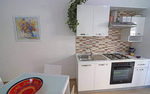 Luisa: Küchengerät, Küche, Major Appliance, Möbel, Holz, Interior Design, Flooring, Countertop, Cabinetry, Herd