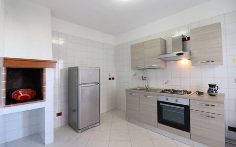 Ludovica: Flooring, Küche, Interior Design, Major Appliance, Holz, Fussboden, Küchengerät, Cabinetry, Countertop, Zimmer