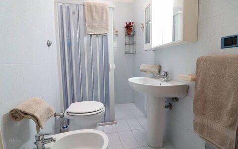 Ludovica: Flooring, Fussboden, Armatur, Interior Design, Sinken, Bad Sink, Badezimmer, Zapfhahn, Zimmer, Installation