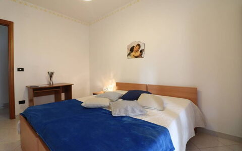 Ludovica: Möbel, Fussboden, Interior Design, Bett, Flooring, Schlafzimmer, Holz, Zimmer, Bettdecke, Decke