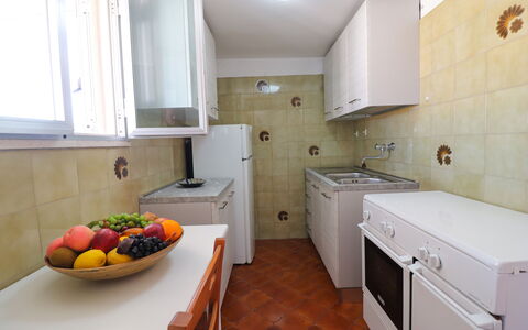 Isabel: Küche, Küchengerät, Countertop, Major Appliance, Flooring, Holz, Fussboden, Cabinetry, Spüle, Interior Design