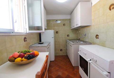 Isabel: Küche, Küchengerät, Countertop, Major Appliance, Flooring, Holz, Fussboden, Cabinetry, Spüle, Interior Design