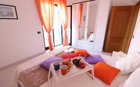 Gio: Möbel, Interior Design, Holz, Schlafzimmer, Bett, Fussboden, Textil, Flooring, Zimmer, Bettdecke