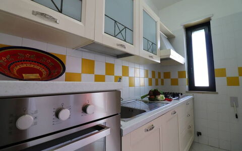 Gio: Küche, Herd, Major Appliance, Küchengerät, Flooring, Countertop, Interior Design, Gelb, Gasherd, Herd