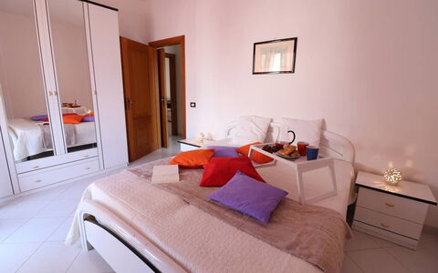 Gio: Möbel, Schlafzimmer, Bett, Interior Design, Holz, Bettdecke, Fussboden, Flooring, Textil, Zimmer